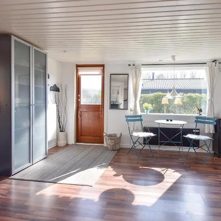 Two-bedroom Holiday In אוטרופ
